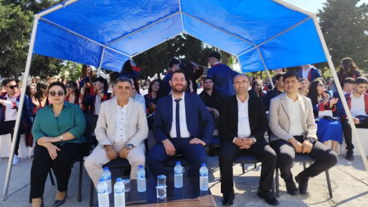Belediye Başkanımız Emrah Karaçay, Jan ve Suphi Beyluni Anadolu Lisesi 2023-2024 Eğitim Öğretim Yılı Mezuniyet törenine katılarak gençlerin heyecanına ortak oldu.
