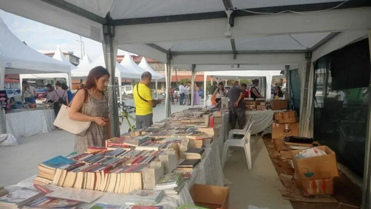 Nihat Çay, Samandağ Kitap Fuarı' Nda Eşsiz bir Müzik Dinletisi Sundu.