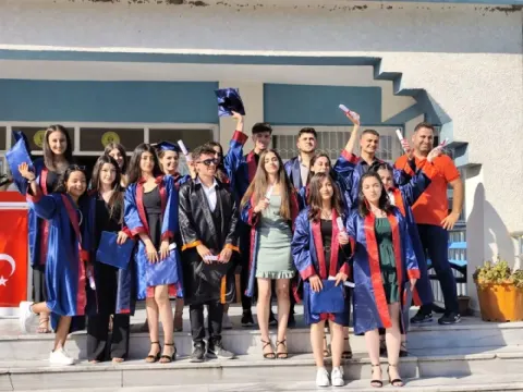 Belediye Başkanımız Emrah Karaçay, Jan ve Suphi Beyluni Anadolu Lisesi 2023-2024 Eğitim Öğretim Yılı Mezuniyet törenine katılarak gençlerin heyecanına ortak oldu. — fotoğraf 1