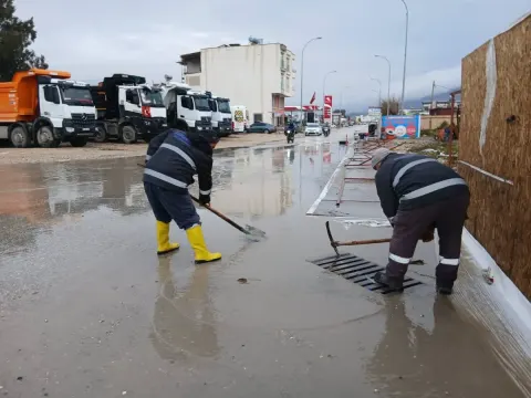 Samandağ Belediyesi Tüm Ekipleriyle Sahada Teyakkuz Halinde. — fotoğraf 3
