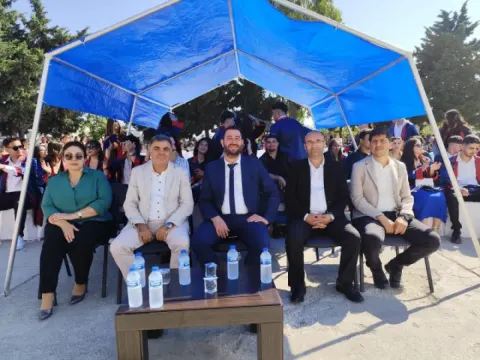 Belediye Başkanımız Emrah Karaçay, Jan ve Suphi Beyluni Anadolu Lisesi 2023-2024 Eğitim Öğretim Yılı Mezuniyet törenine katılarak gençlerin heyecanına ortak oldu. — fotoğraf 2